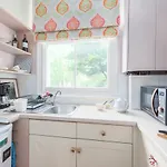 Charming Flat In Leafy West London By Underthedoormat